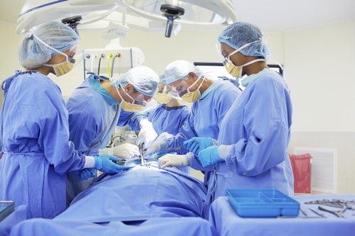 Хирурги проводят операцию по лечению РМЖ